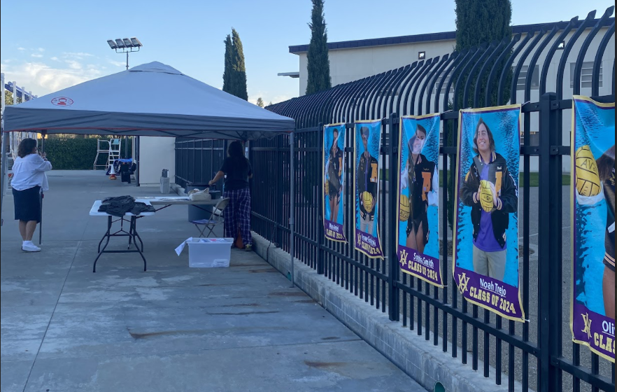 Volunteers Olivia Ritter (‘25) and Dana Ritter set up a stall to sell tournament T-shirts. All proceeds go towards supporting Girls Water Polo and AV Athletic’s Boosters.